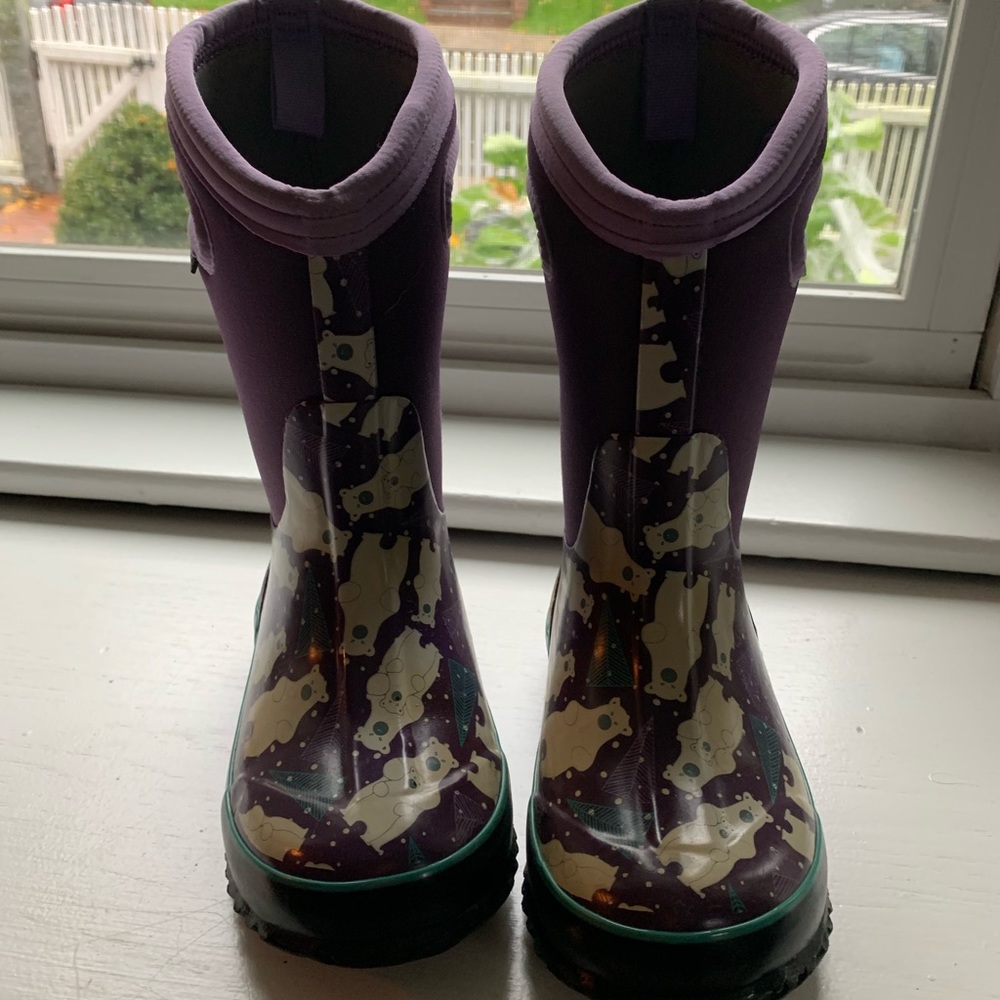 Girls bogs size 13. Excellent condition.